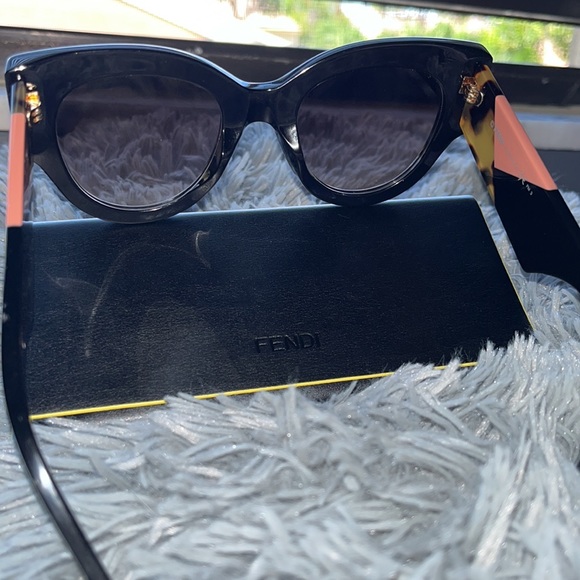 FENDI Sunglasses - Picture 8 of 9
